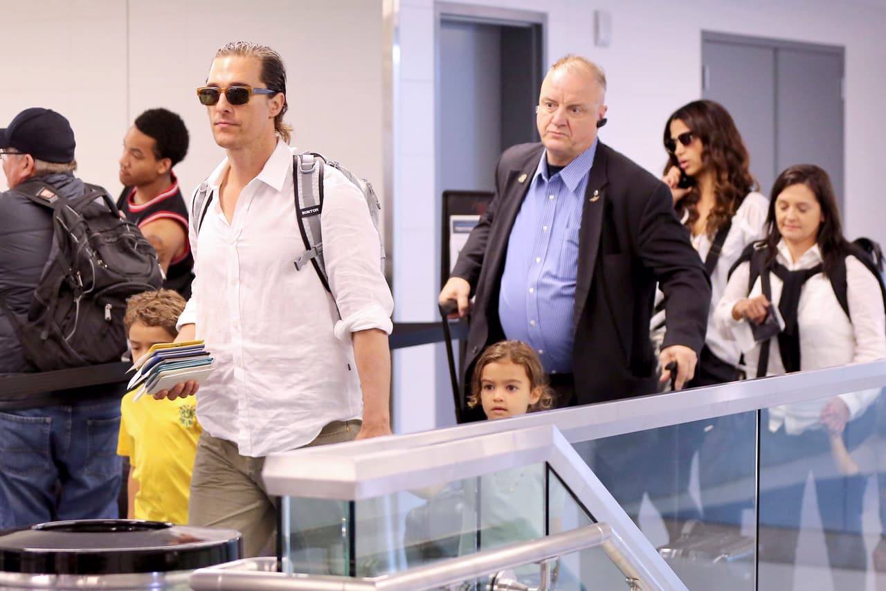 También listos para tomar su vuelo, Matthew McConaughey con toda la familia.