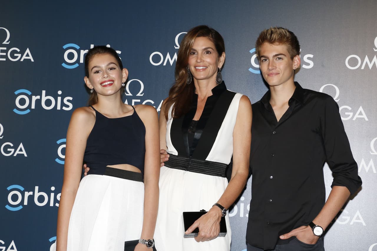 Cindy Crawford con sus dos hijos en un evento.