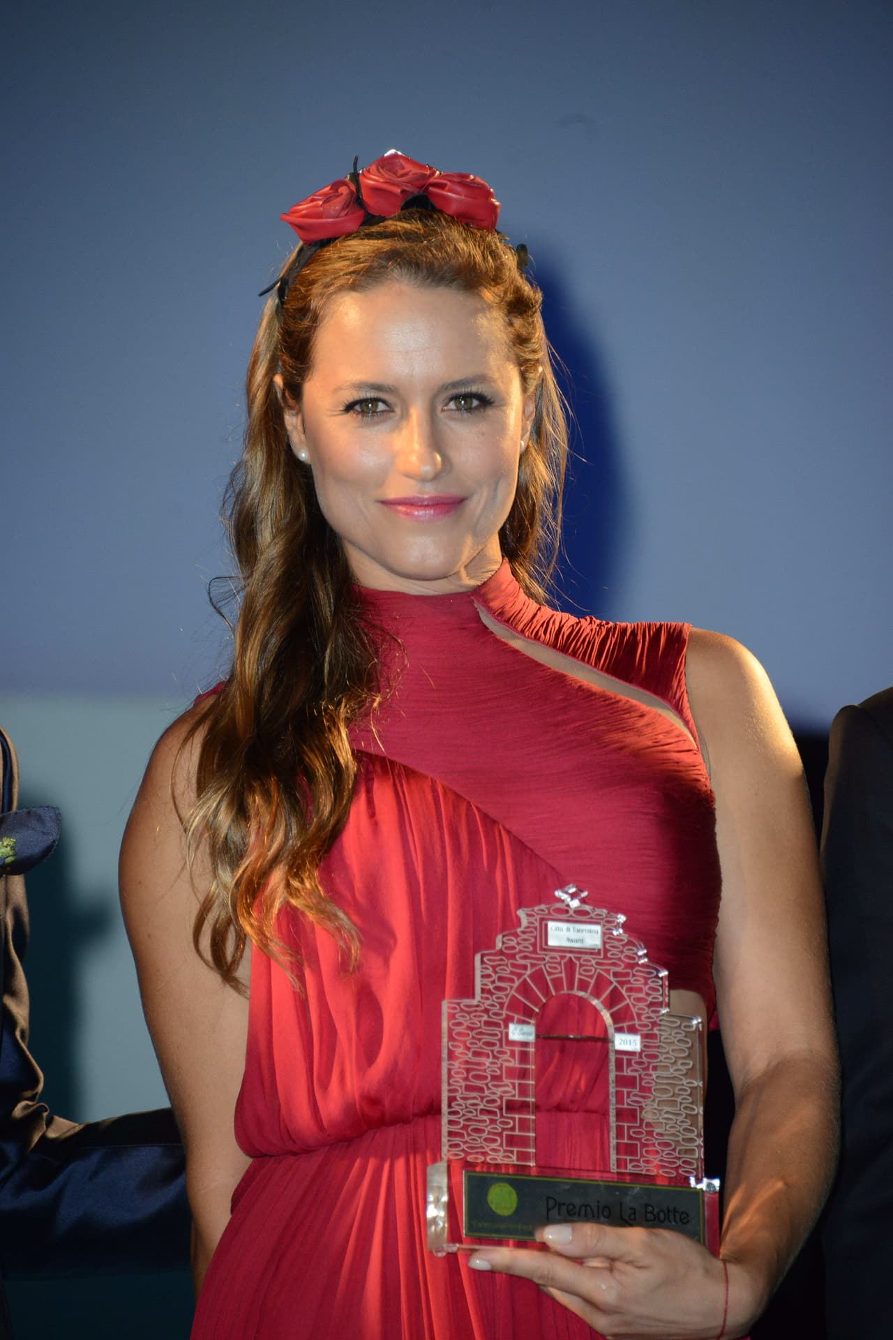 Lola Ponce feliz al recibir un premio en Italia.