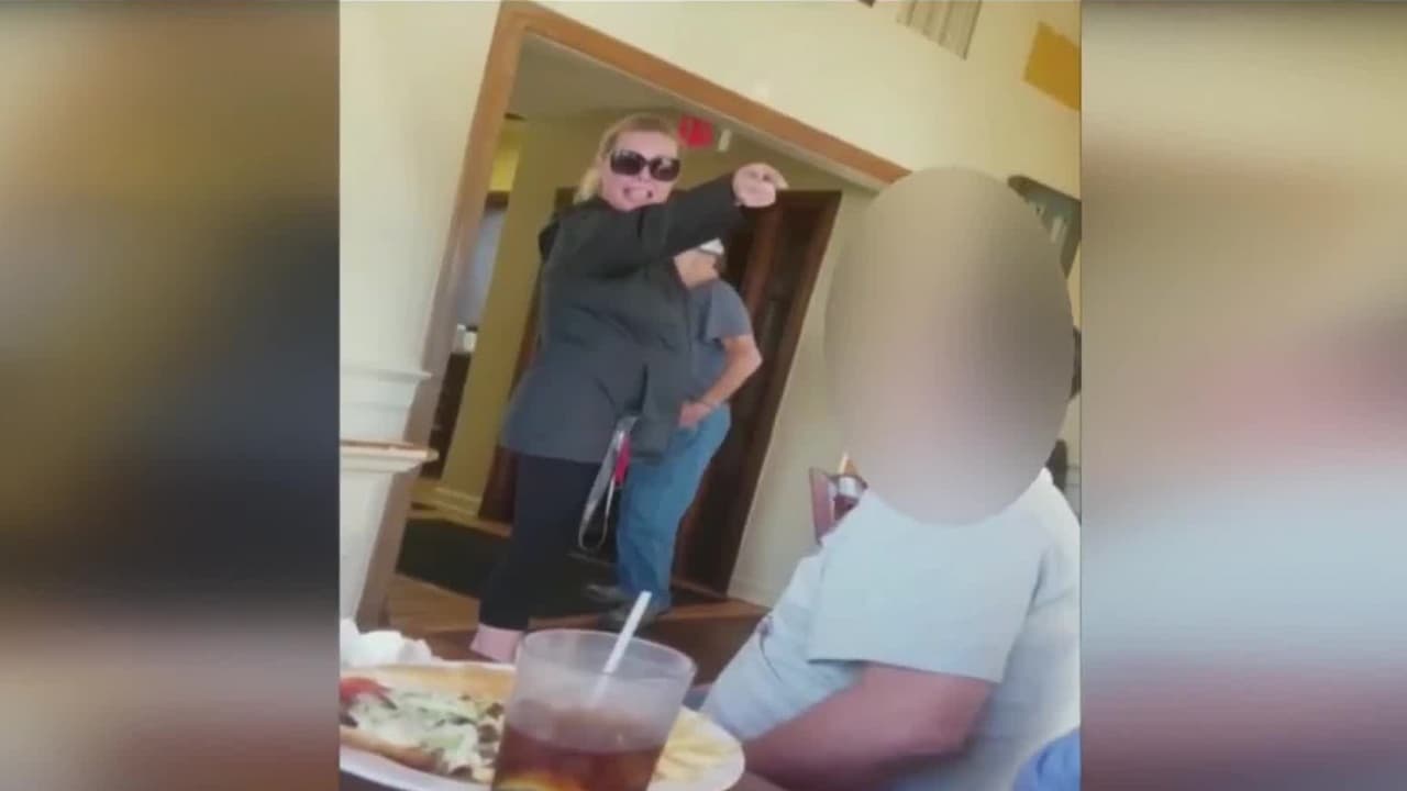 "¡Muestra tu pasaporte! ¡Vuélvete a tu maldito país!": una mujer ataca a una familia hispana en un restaurante