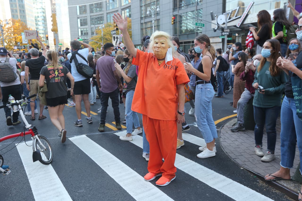 Algunas personas celebrando gritaban "Lock Him Up", que lo encierren en español, que era la misma frase que simpatizantes de Donald Trump gritan en sus mitines sobre Hillary Clinton.