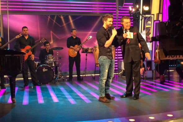 El guapo artista español pasó por el show para hacer suspirar a la audiencia con su música ¡y esa sonrisa!