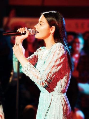 Cabe resaltar que la multifacética Maite Perroni ha tenido una exitosa carrera tanto en cine y televisión, así como en la industria musical.