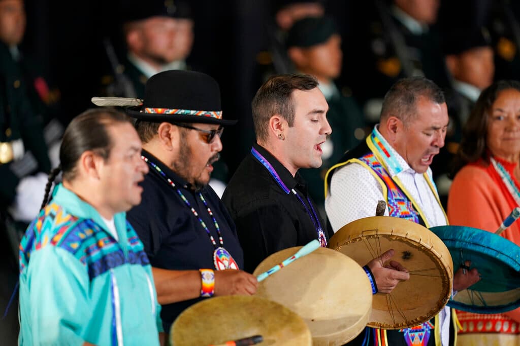 Tambores indígenas y cánticos rompieron el silencio cuando comenzó la ceremonia de bienvenida. Una sucesión de líderes indígenas y ancianos saludaron al papa e intercambiaron regalos.