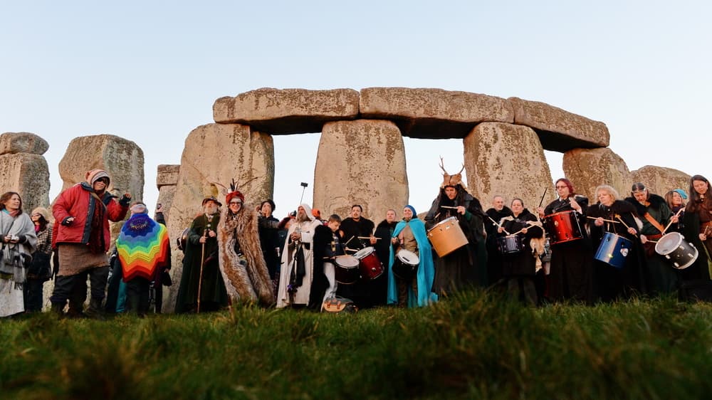 En muchos lugares se realizan grandes ceremoniales como en el colosal monumento de Stonehenge en Inglaterra, que tiene más de 4000 años de antigüedad y en el que se reúnen seguidores de los druidas celtas para celebrar el día más largo del año.