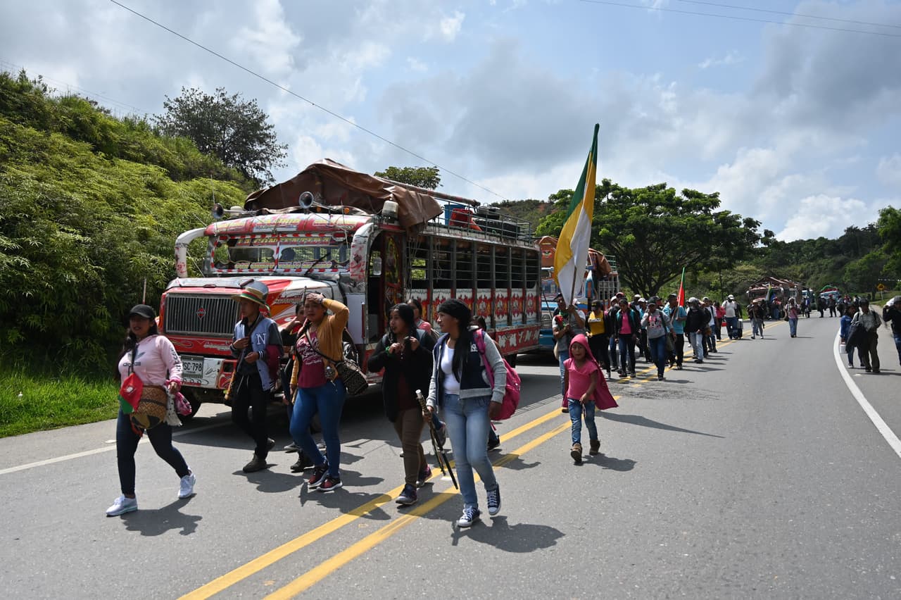 Un grupo de indígenas camina por una carretera bloqueada en Caldono, departamento de Cauca, al suroeste de Colombia. Duque, quien tiene bajos índices de aprobación y no ha logrado consolidar una coalición en el Congreso para impulsar sus reformas 15 meses después de asumir la presidencia, negó planes para aumentar la edad de jubilación o los aportes de los trabajadores para acceder a las pensiones.