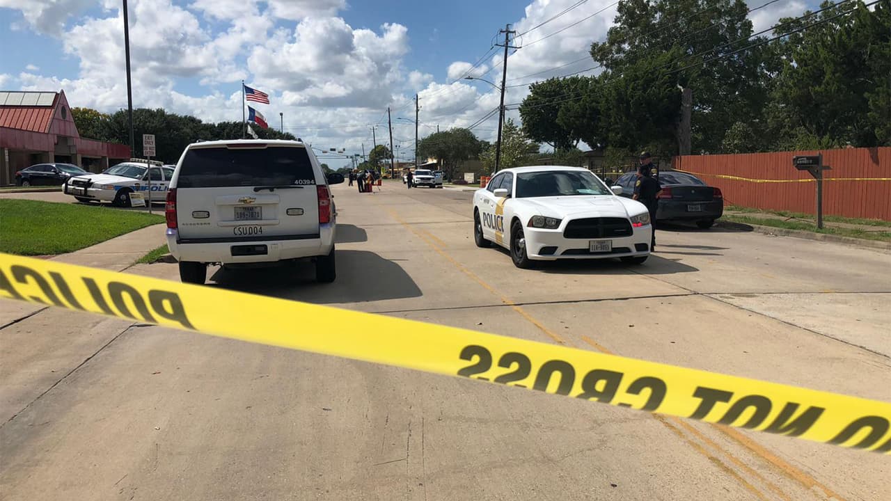 Autoridades siguen en la escena investigando el accidente.