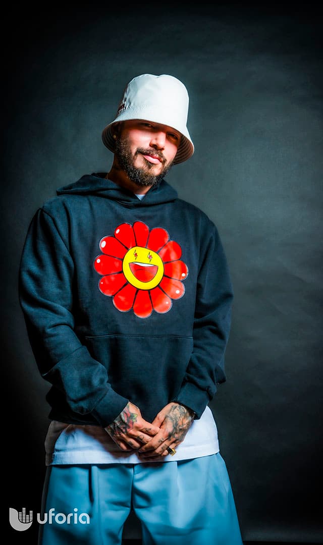 “Para las personas que estén pasando por un momento difícil, pueden escuchar ‘Rojo’ de mi álbum, ‘Verde’ para que se les suba el ánimo del todo, o ‘Azul’ para que se refresquen… aunque para gustos los colores.”