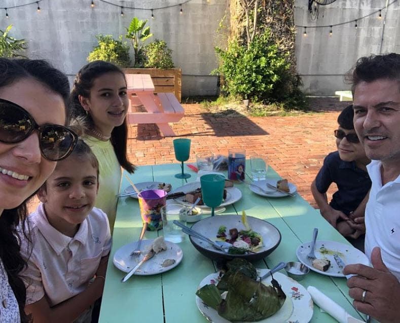 Laguardia dio gracias de que tuvo a su madre por tantos años: "Gracias a Dios la disfrutamos, los nietos la adoran y siempre siempre estábamos comiendo con ella, viéndola, jugando parkase (parchís) que 
<b><a href="https://www.univision.com/entretenimiento/celebridades/ernesto-laguardia-no-quiere-que-sus-hijos-sean-actores-y-da-sus-razones-fotos" target="_blank">les encantaba a mis hijos </a></b>jugar parkase con ella, era muy divertido". 
<br>