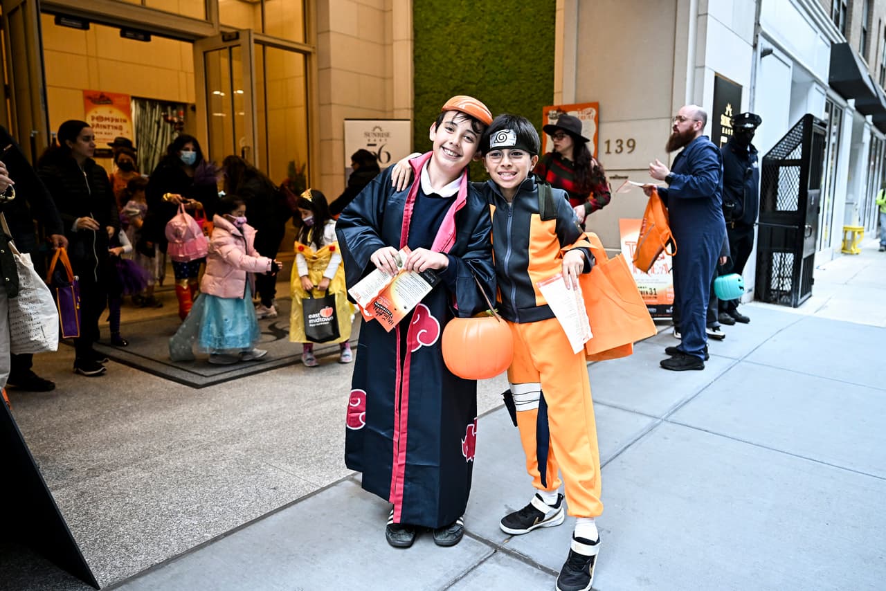 Las bolsas de “trick or treat” no deben ser demasiado grandes. Los niños deben llevar calzado cómodo. Asegúrese de que las pelucas y los disfraces sean a prueba de fuego. Las armas de juguete, varitas, escobas, espadas, etc. deben ser de cartón.