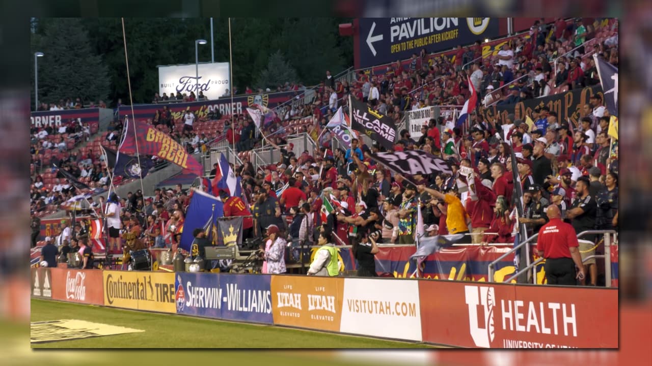 En las tribunas, los aficionados se unieron a la celebración con sus banderas y cantos de apoyo, sin olvidar a su equipo favorito, el Real Salt Lake.