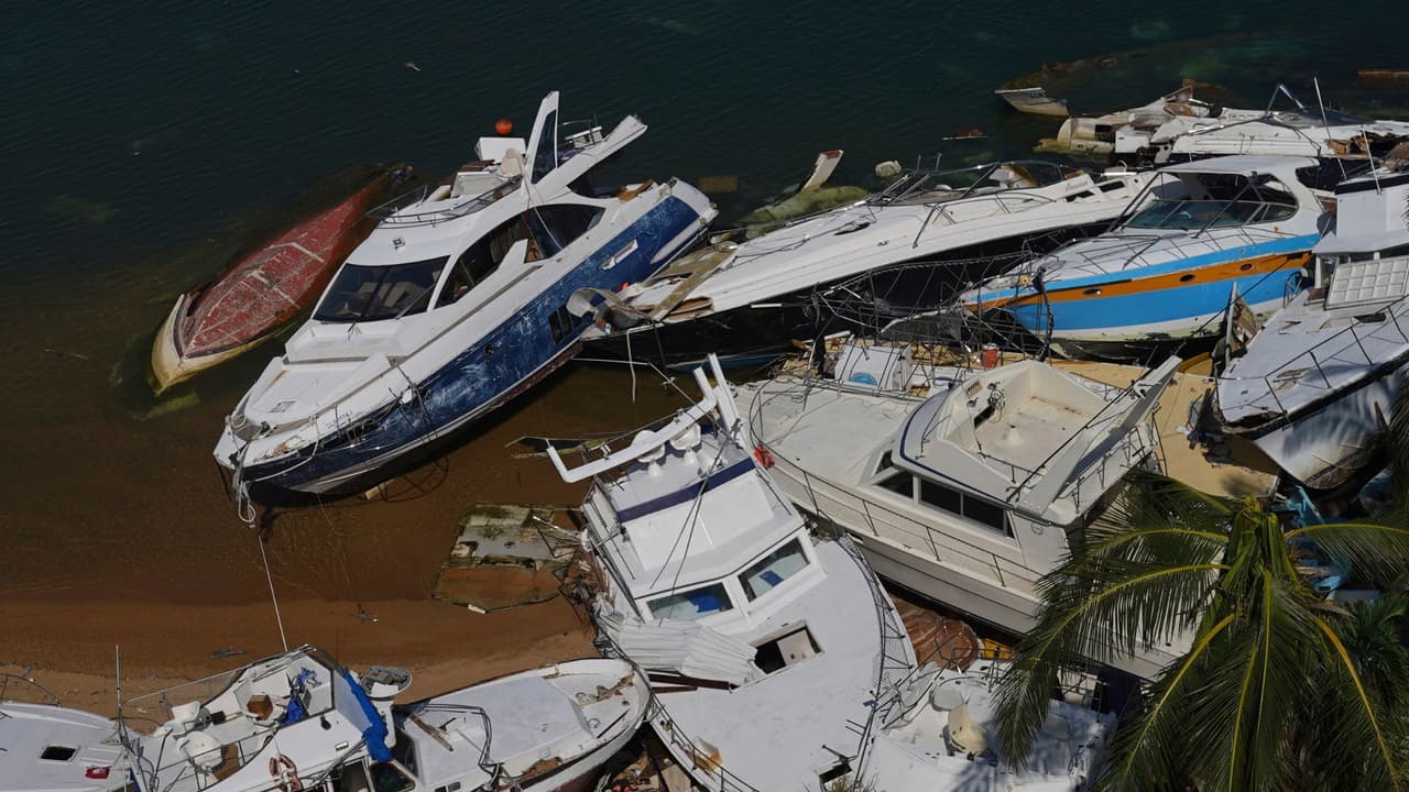 Barcos en ruinas tras el paso del huracán Otis en Acapulco, México, el domingo 12 de noviembre de 2023. Eran las 12:20 de la mañana del 25 de octubre cuando tocó tierra en esta ciudad portuaria del Pacífico como huracán de categoría 5.