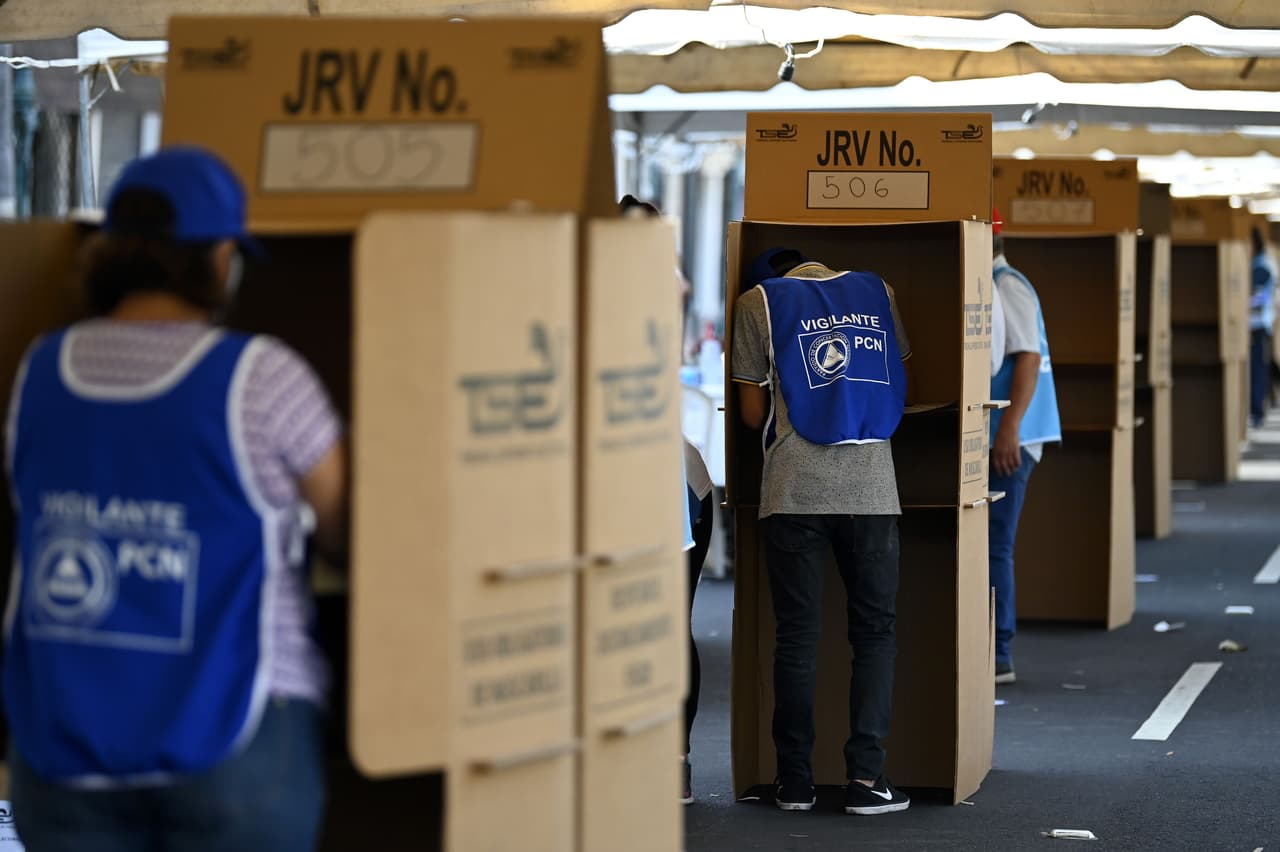 La contienda por el control del Congreso 
<b>es vista también por muchos como un referendo a Bukele</b>, para que pueda destrabar e impulsar sus iniciativas. De ganar de manera contundente, le permitiría al partido de Bukele no solo impulsar la agenda del gobernante, sino también abrir la ruta para el nombramiento de los magistrados de la Corte Suprema de Justicia, el fiscal general, magistrados del Tribunal Supremo Electoral y la aprobación de préstamos internacionales.