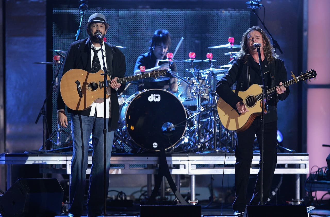 Era el año 2006. Maná y Juan Luis Guerra interpretaron ‘Bendita Tu Luz’ y ‘Labios Compartidos’ en el escenario del Madison Square Garden en Nueva York.
