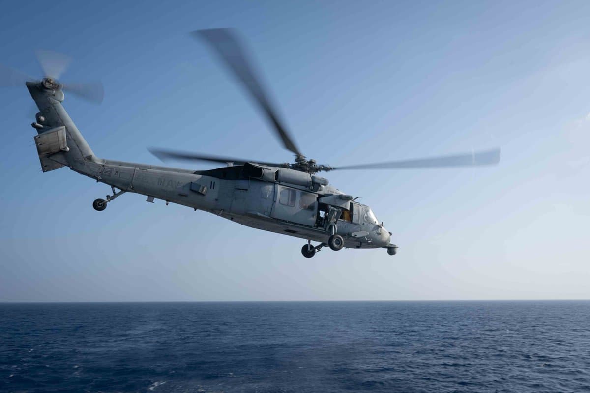 El Comando Central de Estados Unidos (CENTCOM) informó este domingo que un helicóptero despegó del destructor de misiles guiados USS 
<i>Pinckney</i> (DDG 91) para realizar patrullajes en aguas regionales, como parte de las operaciones de vigilancia vinculadas al bloqueo naval estadounidense contra embarcaciones que entran o salen de puertos iraníes.
<br>
<br>La acción se enmarca en el despliegue militar con el que Washington busca impedir el tráfico marítimo hacia y desde Irán, una medida que ya ha llevado a la interceptación y desvío de múltiples buques en la región en los últimos días.
<br>