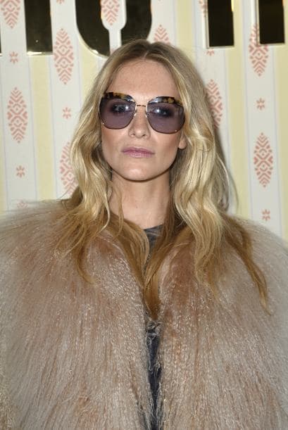 La mirada de Poppy se perdió por los lentes que decidió llevar.