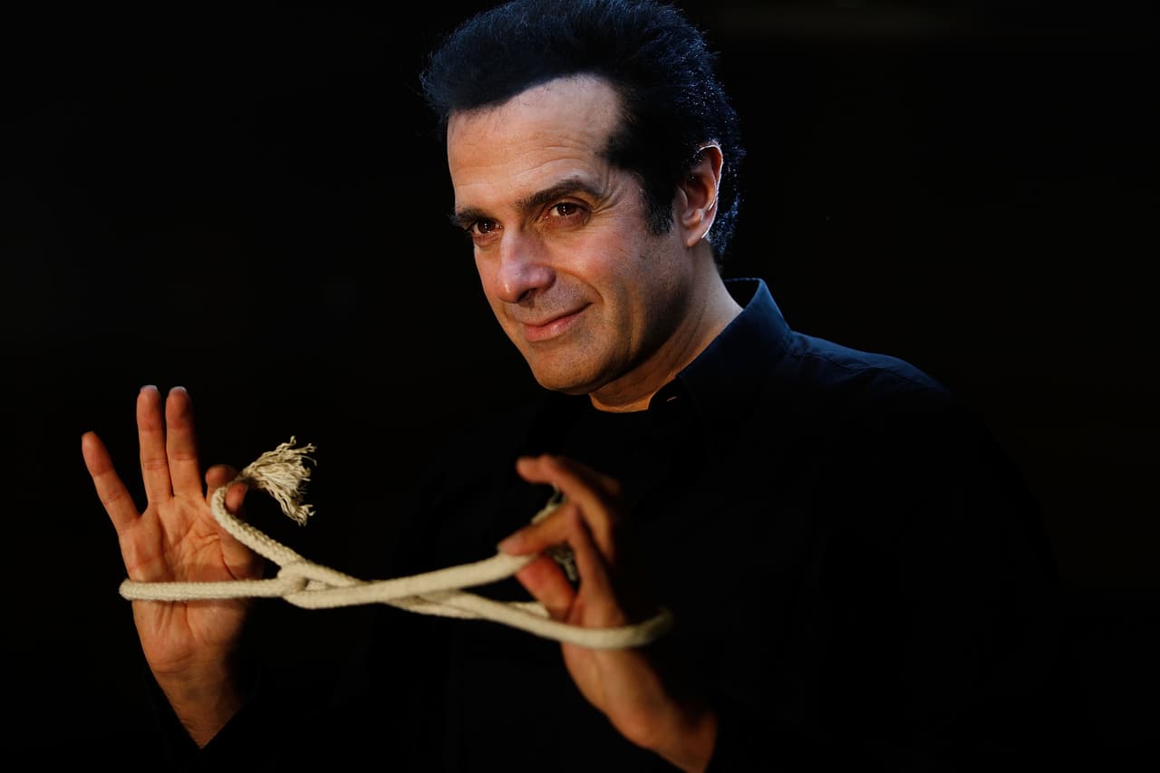 Entre sus ilusiones más famosas se encuentran hacer desaparecer la Estatua de la Libertad, levitar sobre el Gran Cañón y atravesar la Gran Muralla China.