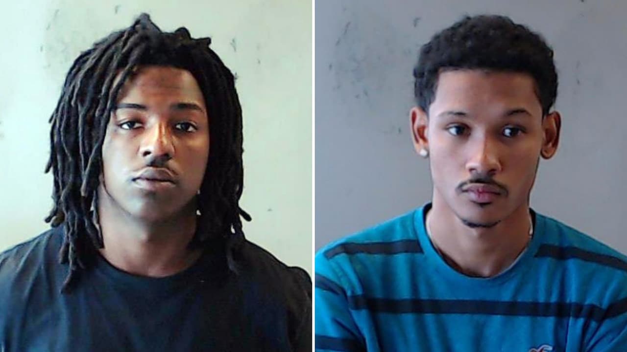 Bre'On Harold Corbin, de 17 años, de Lawrenceville (izquierda), y Jervan Johnson, de 19 años, de Norcross. Ambos fueron ingresados en la cárcel del condado de DeKalb por cargos de asesinato y robo a mano armada.