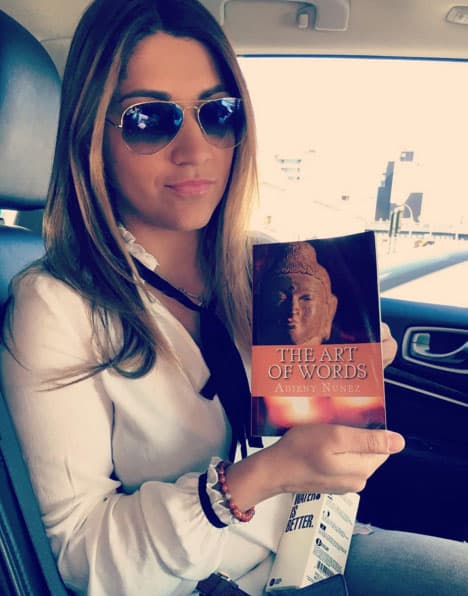 Adieny usó toda su experiencia en aceptarse para escribir un libro, titulado "El arte de las palabras", disponible en inglés y español.