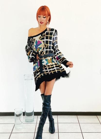 "Que rico se siente estar VIVA, que sensación tan agradable poder ser FELIZ, escuchar las aves me hace bien, ver cómo pasa un día y llega el otro me emociona y me perece bonito pasar y ver una flor de campo, mientras respiro aire natural."
<br>