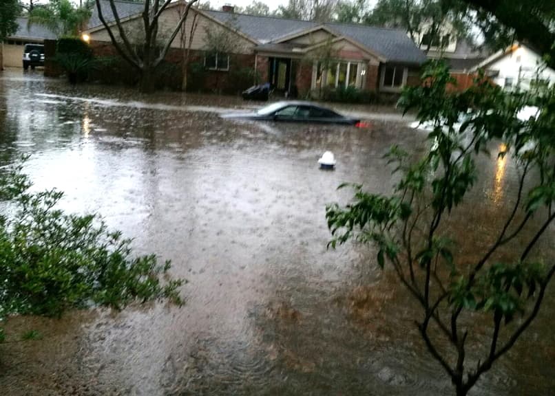 Algunos viviendas de un vecindario en el suroeste de Houston se inundaron tras las lluvias (Foto cortesía de Gustavo Pereyra en el 9400 de la calle Cranleigh).