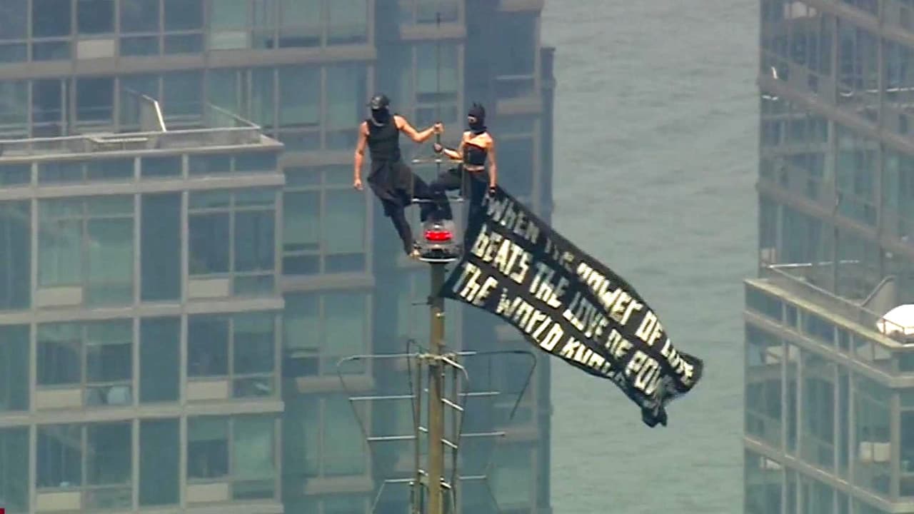 Dos personas escalan el Empire State Building y colocan pancarta de protesta