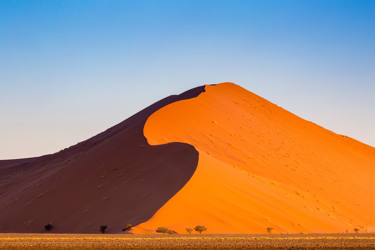 <b>Dunas de arena de Namib, Namibia</b>
<br>
<br>Algunas de estas montañas anaranjadas son las dunas más altas de la tierra. Dune 7, por ejemplo, supera los 1,256 pies de altura.
<br>