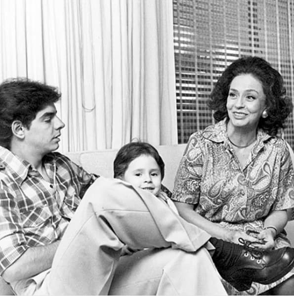 Eugenio Derbez nunca se perdonó no haber llegado a tiempo para despedirse de su padre. “
<b>Corrí y cuando llegué al hospital mi papá acababa de fallecer, y nunca me lo perdoné</b>. Si hubiera tomado enserio ese aviso, me hubiera podido despedir de él y no pude por haber llegado tarde, por no creerle", declaró al mismo medio.
<br>