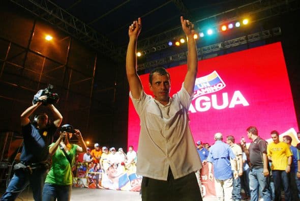 "No soy rockero, la verdad. Me gusta todo tipo de música. Me gusta mucho la música así romanticona también", reconoce el opositor, católico practicante.