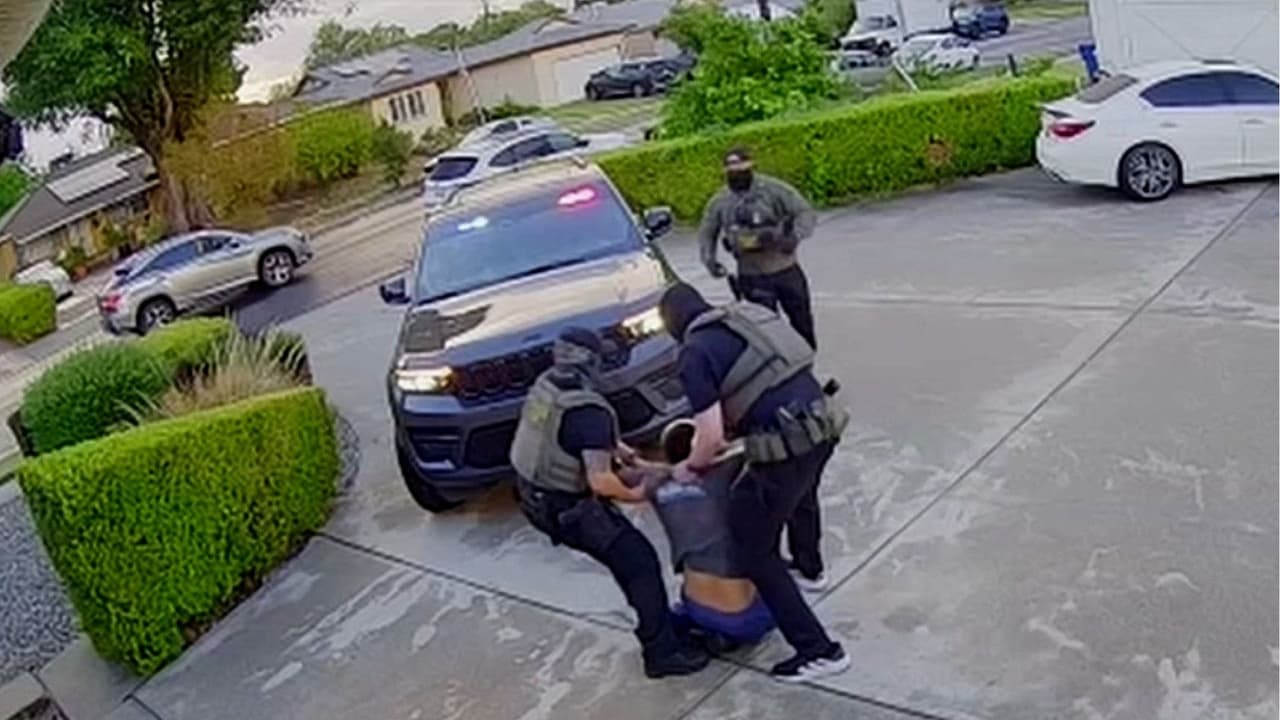 Captan el momento en que ICE detiene a un hombre en California; sería trasladado inconsciente al hospital