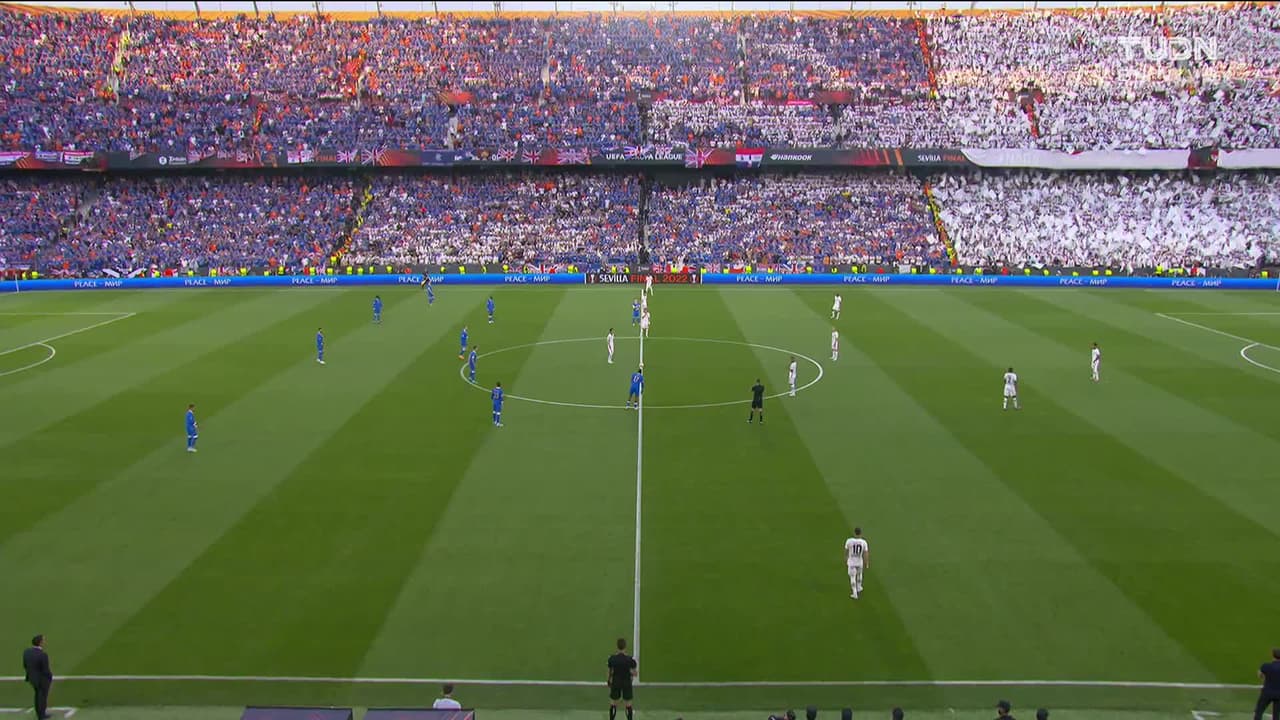 Arranca el partido y la pelota está en juego.