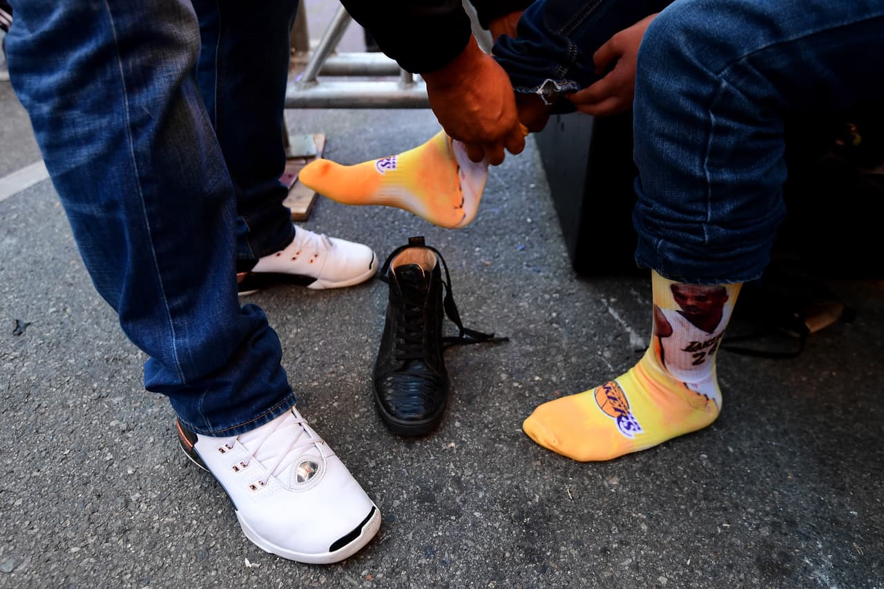 Asi disfrutan los fanáticos a las afueras del Staples Center en 'Kobeland'.