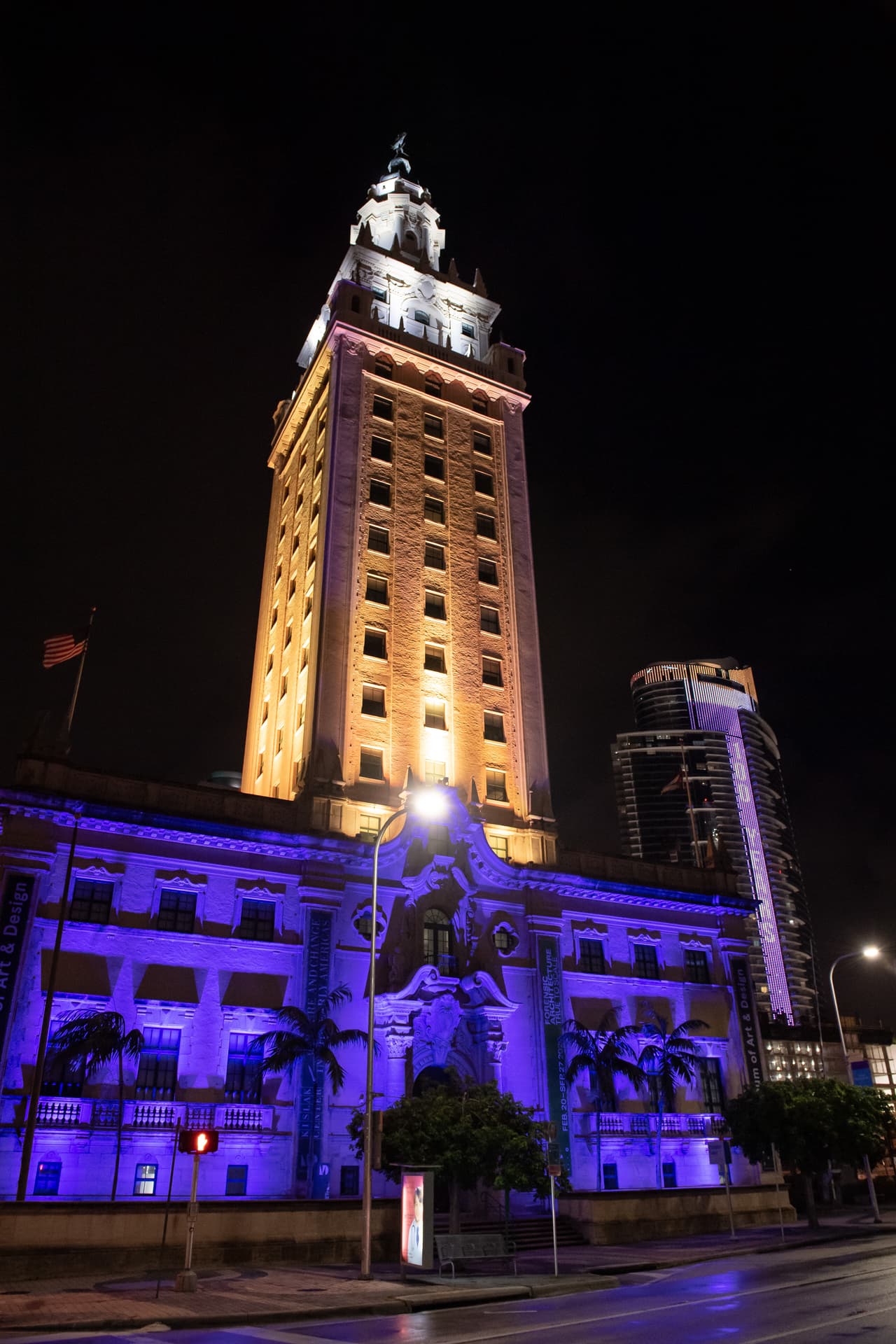 El Palacio de Justicia del condado de Miami-Dade, el centro Stephen P. Clark, el museo de Ciencias Phillip y Patricia Frost y la Torre de la Libertad se engalanaron con luces.