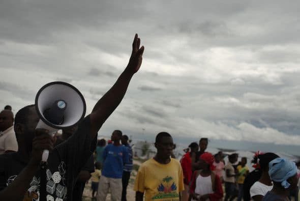 "Dos personas murieron en la ciudad de Léogane, que además está totalmente inundada", dijo a la AFP un funcionario de Protección Civil.