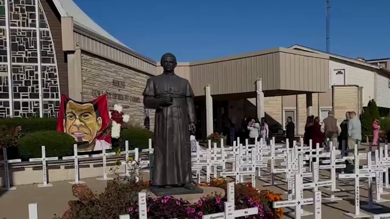 Melrose Park exhibe cruces en memoria de inmigrantes fallecidos en operativos federales
