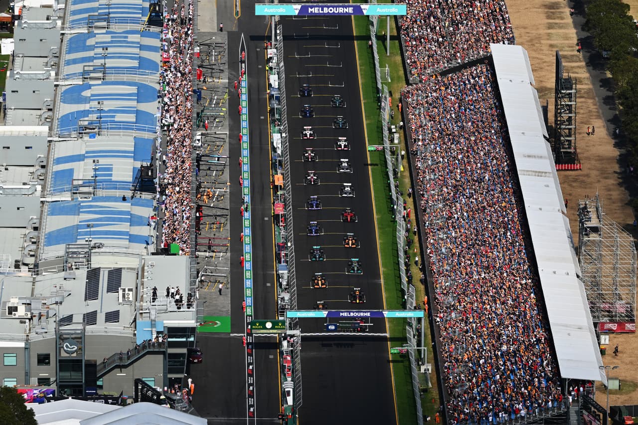 Charles Leclerc se llevó de punta a punta el GP de Melbourne en una extraordinaria carrera mientras que el mexicano Checo Pérez se trepó al podio seguido por George Russell. Max Verstappen quedó fuera por falla mecánica.