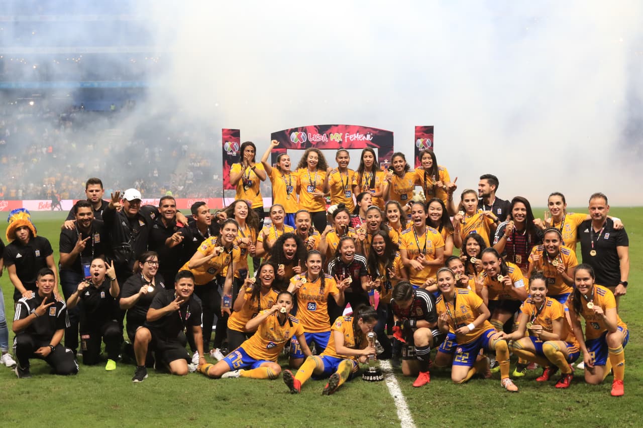 Tigres se corona campeón de la Liga MX Femenil tras vencer 2-1 a Monterrey en el Juego de Vuelta de la gran Final del Clausura 2019 y con un 3-2 en el global en partido efectuado en el Estadio BBVA. Así fueron los festejos de las felinas campeonas.