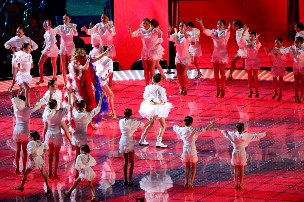 Además del despliegue de producción, la nominada a los Golden Globes como Mejor actriz de reparto envió un mensaje político durante su presentación, y no lo hizo sola: 
<b><a href="https://www.univision.com/famosos/emme-papi-esta-muy-orgulloso-de-ti-la-hija-de-marc-anthony-se-consagra-como-artista-en-el-super-bowl-fotos">contó con el apoyo de su hija Emme. </a></b>