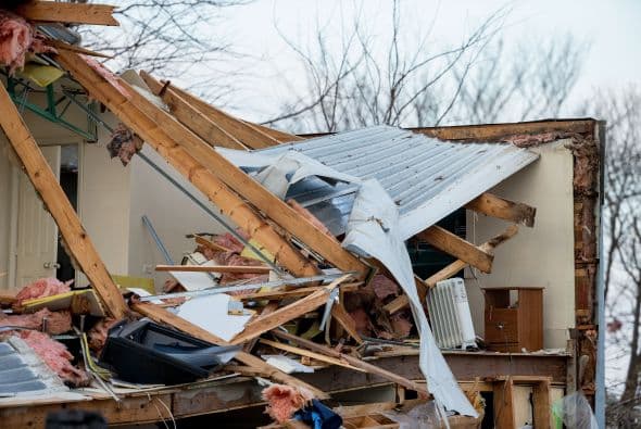 Dos personas perdieron la vida y sobre una veintena resultaron heridas luego del paso de fuertes tornados que tocaron tierra en los poblados de Rochelle y Fairdale a unas 80 millas al noroeste de Chicago la noche del jueves. Rescatistas continúan en la búsqueda de personas desaparecidas entre los escombros.
