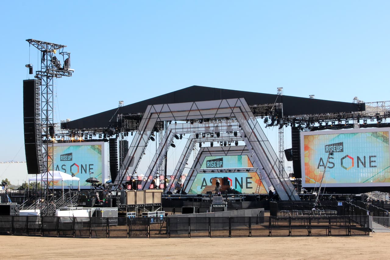 El escenario para las presentaciones musicales ha sido instalado en 
<b><a href="http://www.univision.com/noticias/frontera-eeuu-mexico/de-las-corretizas-de-la-migra-al-puente-cbx" target="_blank">terrenos colindantes al puente CBX</a></b>, del lado estadounidense.
