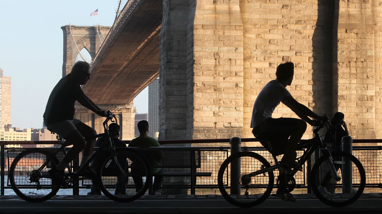 Durante la pandemia, miles de neoyorquinos han optado por andar en bicicleta en lugar del transporte público o el automóvil.