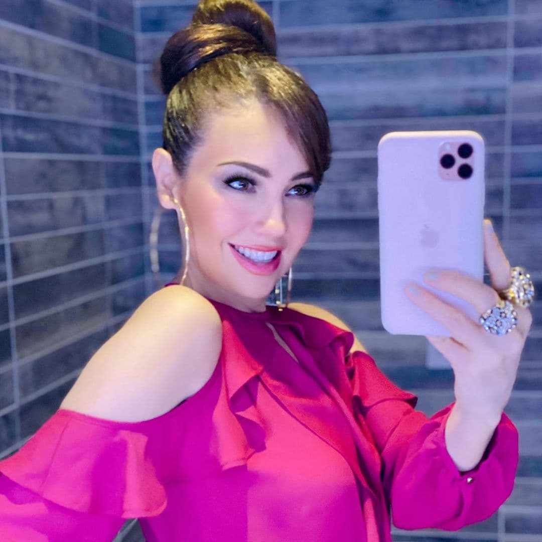 Laura Zapata comentó al periódico Excélsior que le envió la invitación del cumpleaños a Thalía y ella contestó emocionada, pero no asistió.