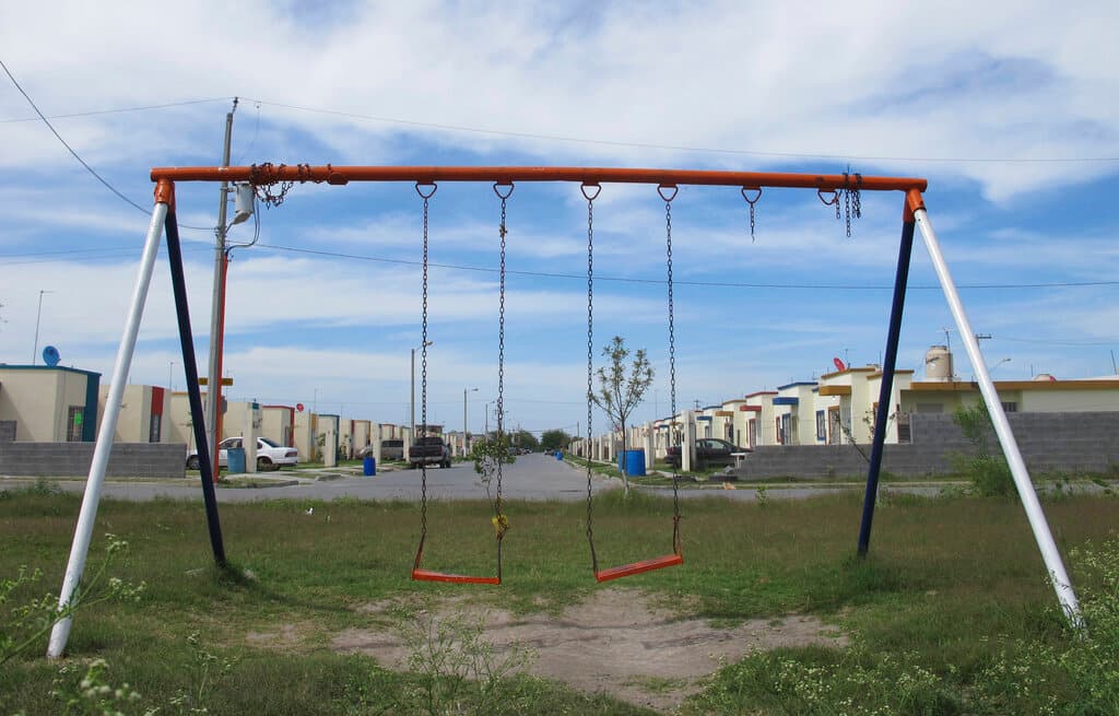 <b>Restricciones para empleados del gobierno:</b>
<br>
<br>-Solo pueden viajar dentro de un radio limitado alrededor y entre los consulados de EEUU en Nuevo Laredo y Matamoros, sus hogares, los respectivos puertos de entrada de EEUU y sitios limitados del centro.
<br> -No pueden viajar entre ciudades de Tamaulipas utilizando las carreteras del interior de México. El viaje entre Nuevo Laredo y Monterrey se limita a la Carretera Federal 85D durante el día con autorización previa.
<br> -No pueden viajar a otras áreas del estado de Tamaulipas.