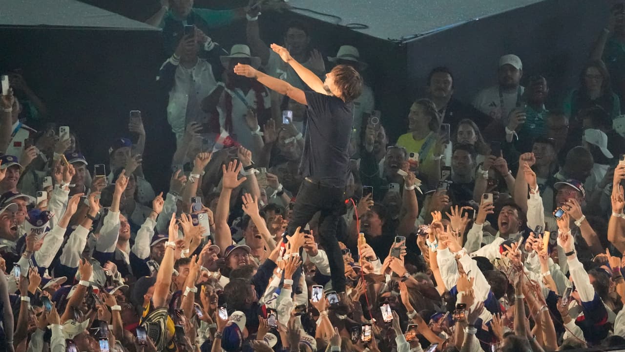 La banda Phoenix fue la encargada de poner el ritmo de fiesta en la clausura de París 2024.