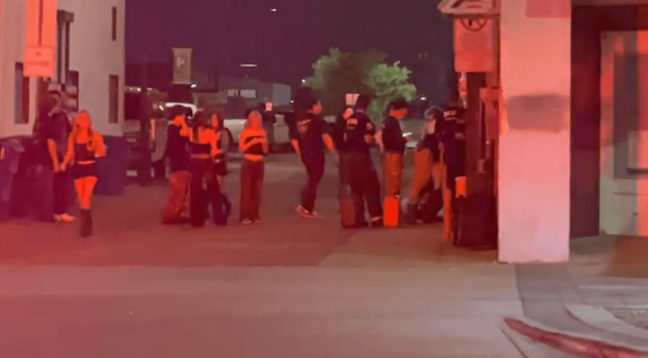 La policía informó que una 
<b>posible fuga en el inmueble</b> provocó que
<b> al menos un asistente se desmayara</b>; varias personas más, un bombero entre ellas, reportaron sentirse mareadas.