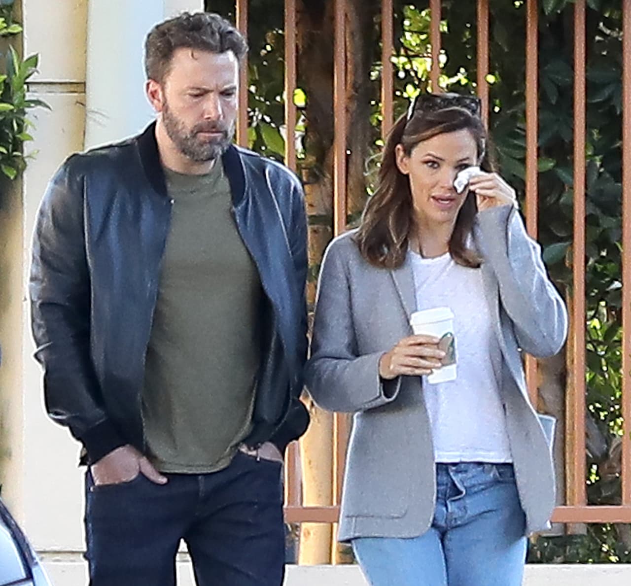 Ben y Jen acudían al colegio de sus hijos para recogerlos.