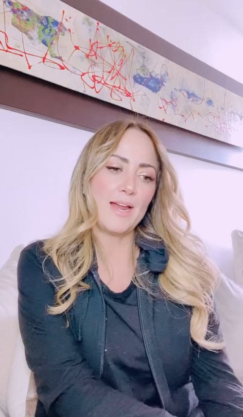 En ese video del lunes, y sin dar mayores detalles, acusó que tras sus comentarios en el programa, recibió fuertes ofensas: "Empecé a leer insultos, 
<b><a href="https://www.univision.com/famosos/con-larvas-de-escarabajo-andrea-legarreta-y-sus-hijas-lograron-que-tapon-alzara-vuelo-video" target="_blank">comentarios en contra de mí y mis hijas</a></b> y supuestamente de personas que se abanderan en contra de la violencia hacia las mujeres". 
<br>