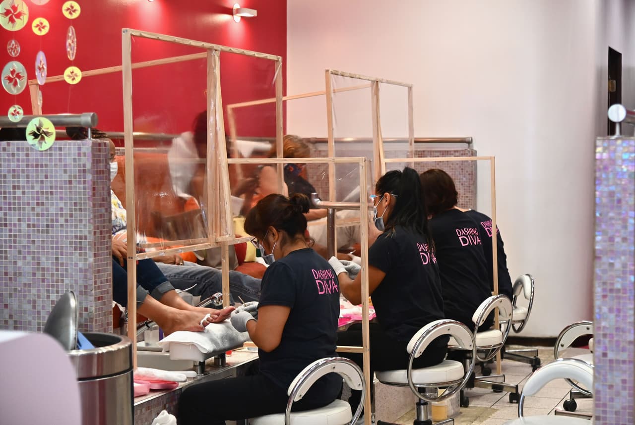 <b>Riesgo alto-moderado:</b> Ir a un salón de uñas/belleza o barbería