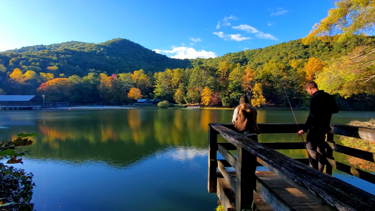 El embalse ofrece oportunidades para pescar y ver el reflejo de las hojas en sus aguas.