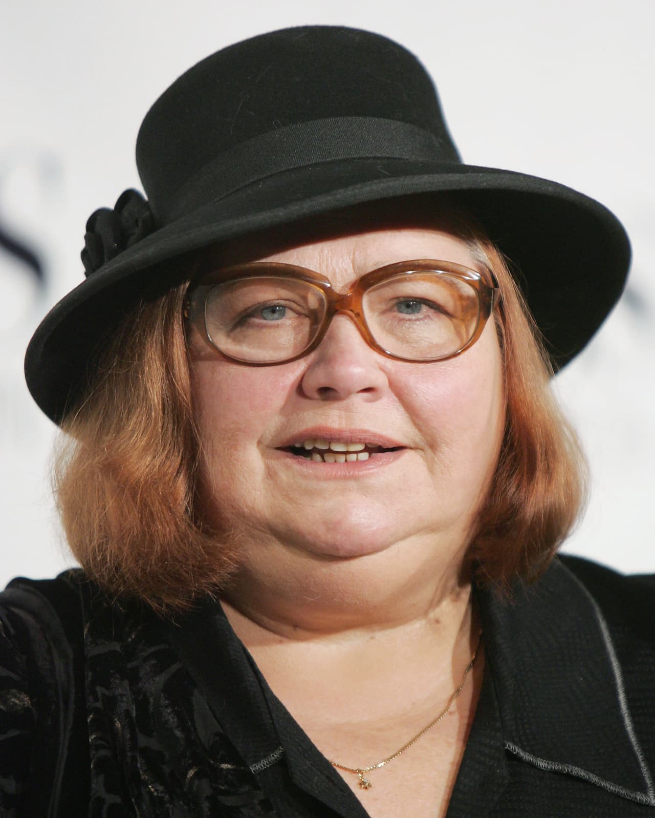 Hasta el mediodía de este jueves, ni Ashton Kutcher, Charlie Sheen ni Jon Cryer, 
<b><a href="https://www.univision.com/entretenimiento/chismes/ashton-kutcher-sustituira-a-charlie-sheen-en-two-an-a-half-men" target="_blank">protagonistas de la comedia</a></b>, se habían pronunciado sobre el estado de salud de su compañera. 
<br>